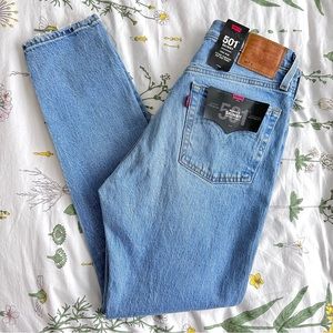 501® SKINNY WOMEN'S JEANS, size 27 x 28, light wash. New with tags